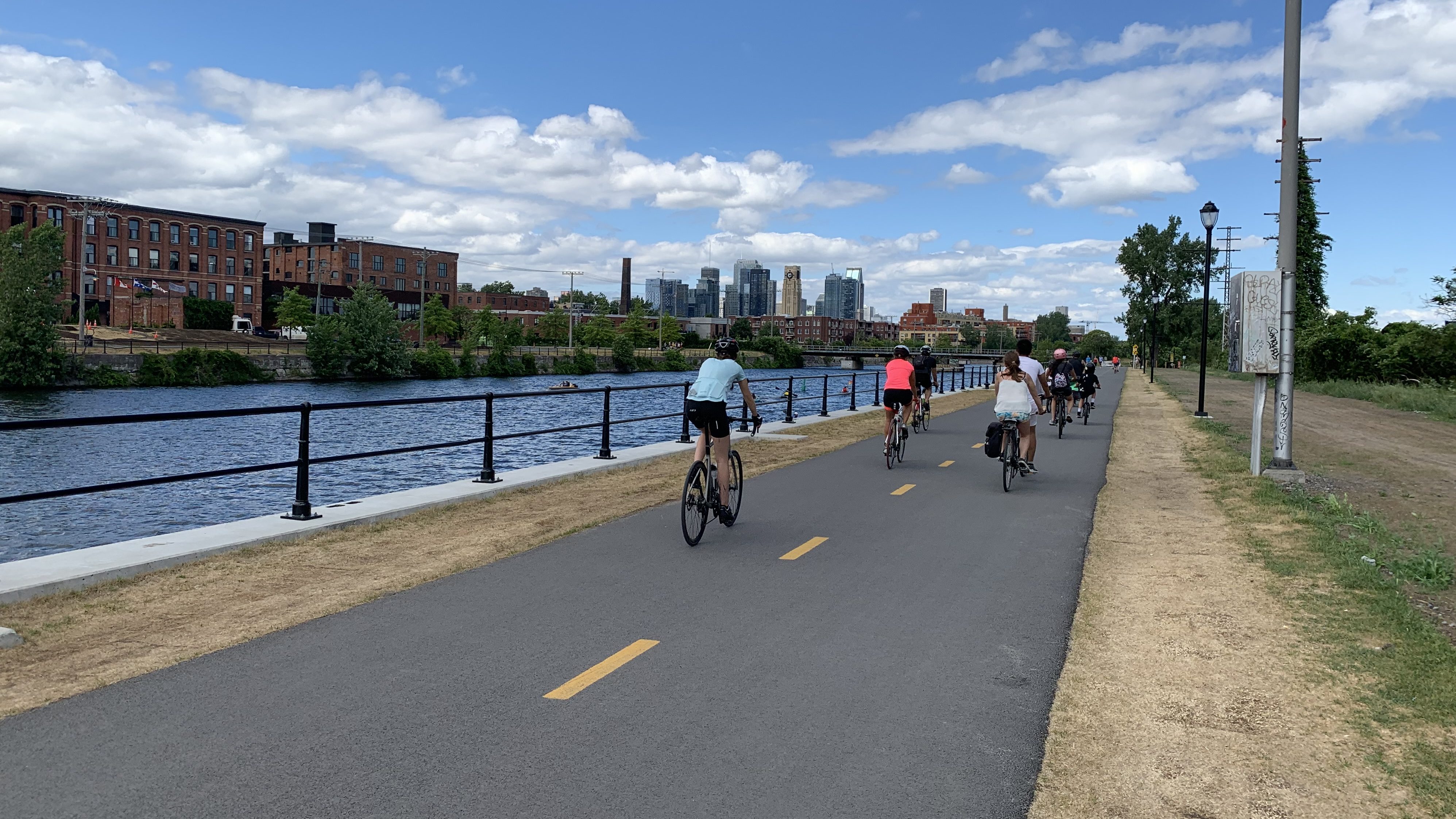 Piste du canal de Lachine en juin
