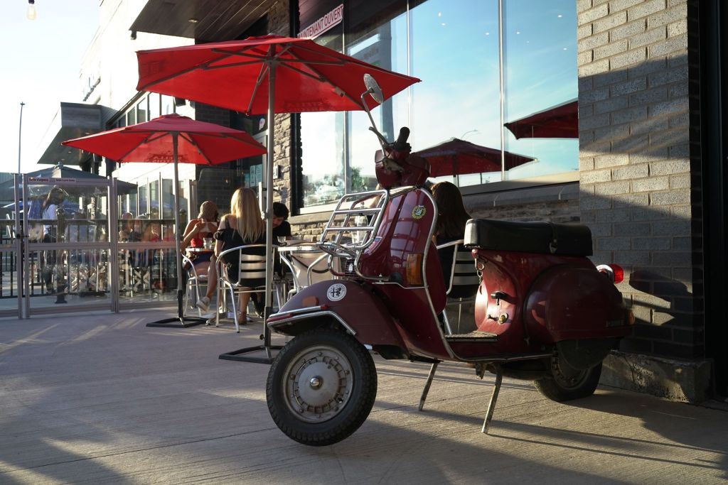 Scooter sur une terrasse de restaurant