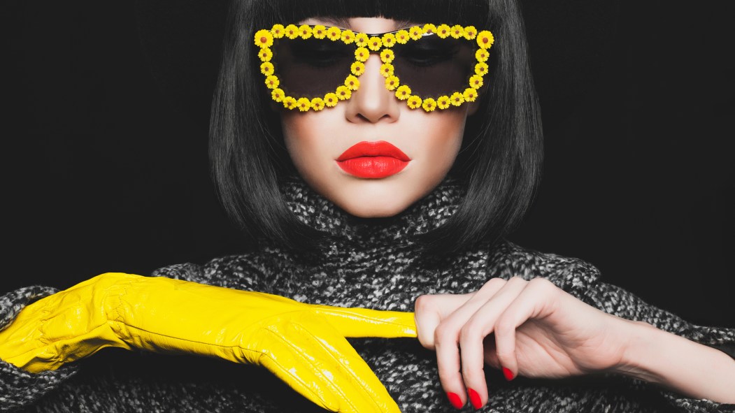 Photo mode d'une jeune femme avec gant et lunettes de soleil