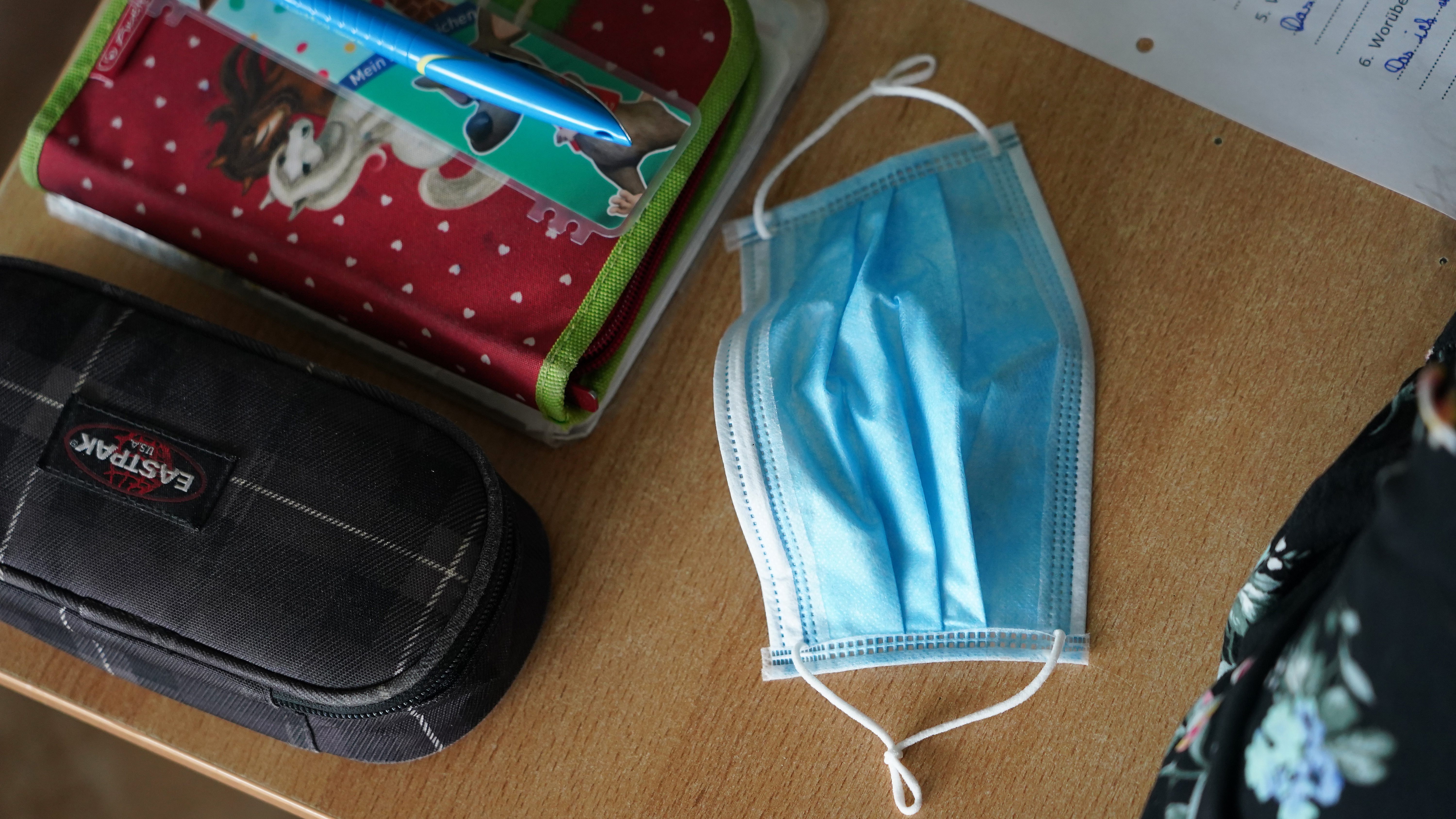 Un masque sur un bureau d'école