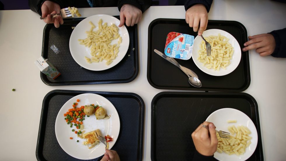 Des enfants mangent un dîner à la cafétéria