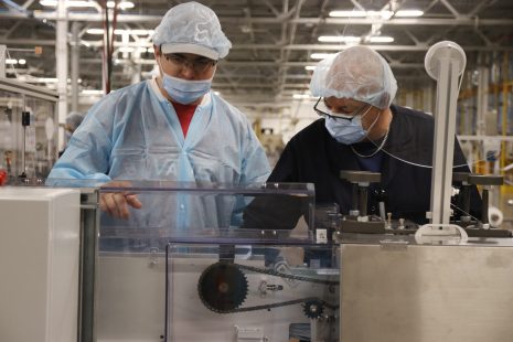Des employés de Medicom au travail