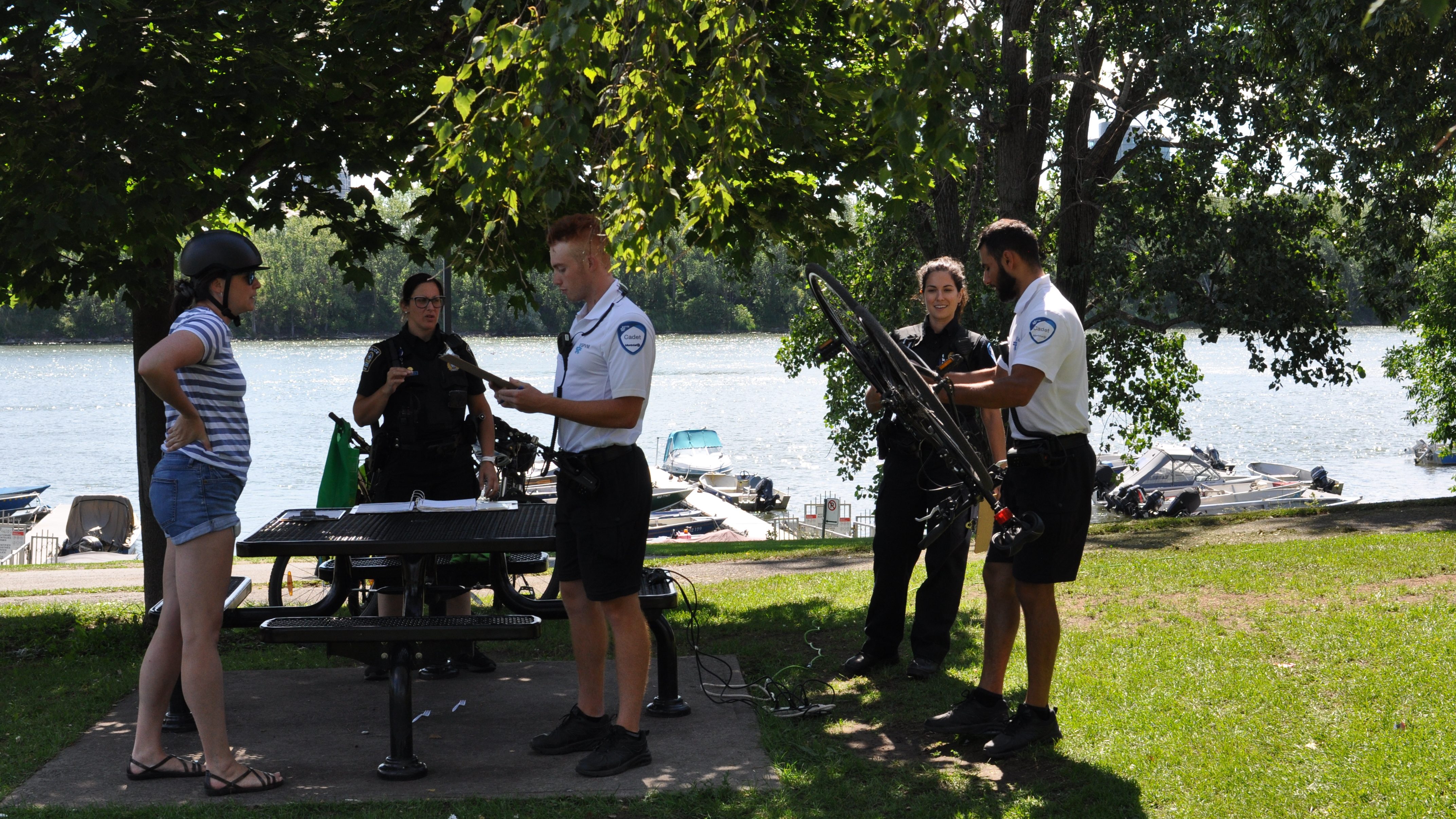 Les agents du poste de quartier 16 ont sensibilisé les gens aux vols de vélos.