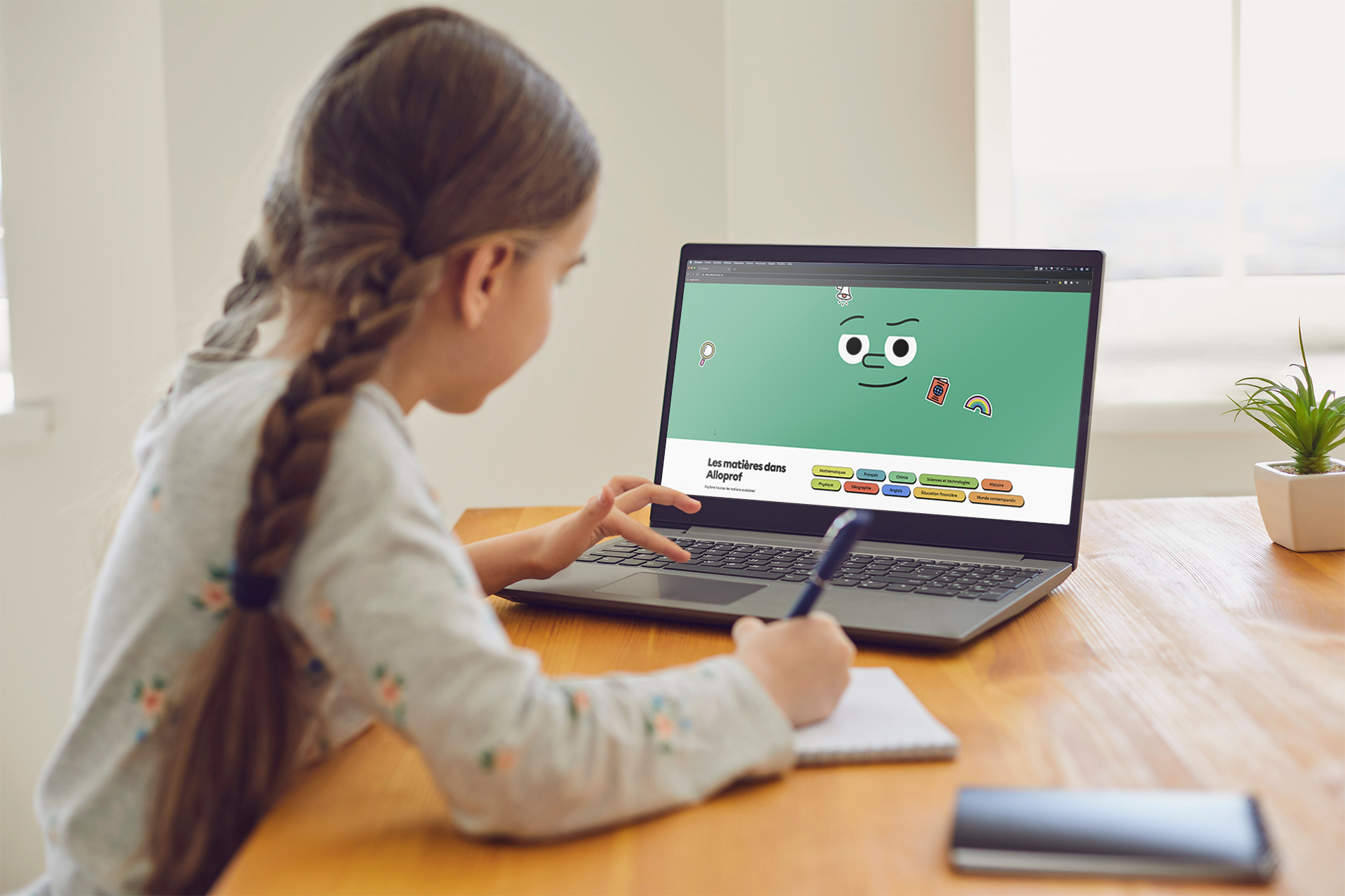 Une élève utilisant le nouveau site d'Alloprof