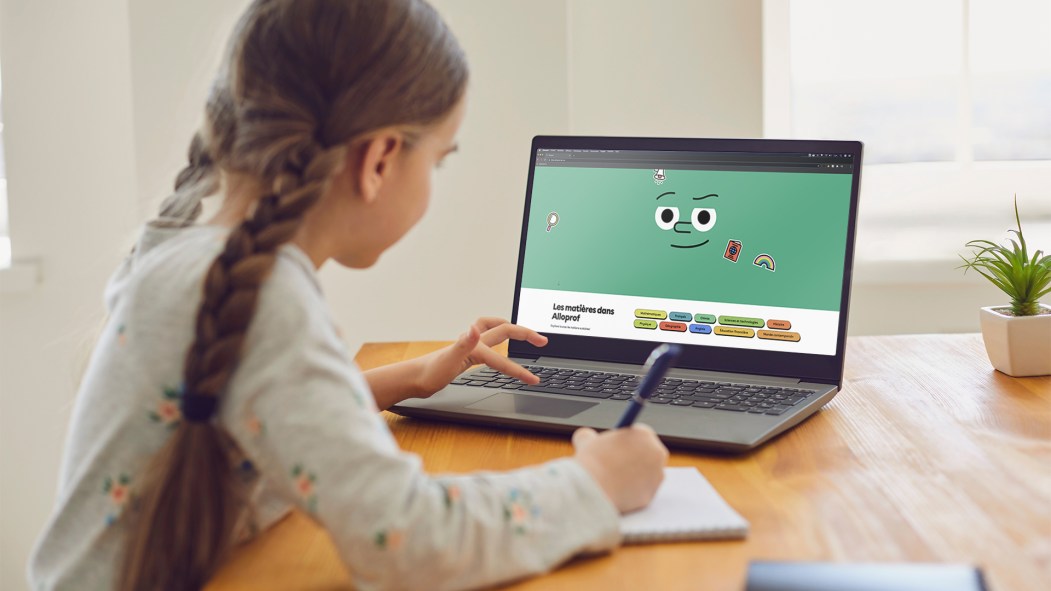 Une élève utilisant le nouveau site d'Alloprof