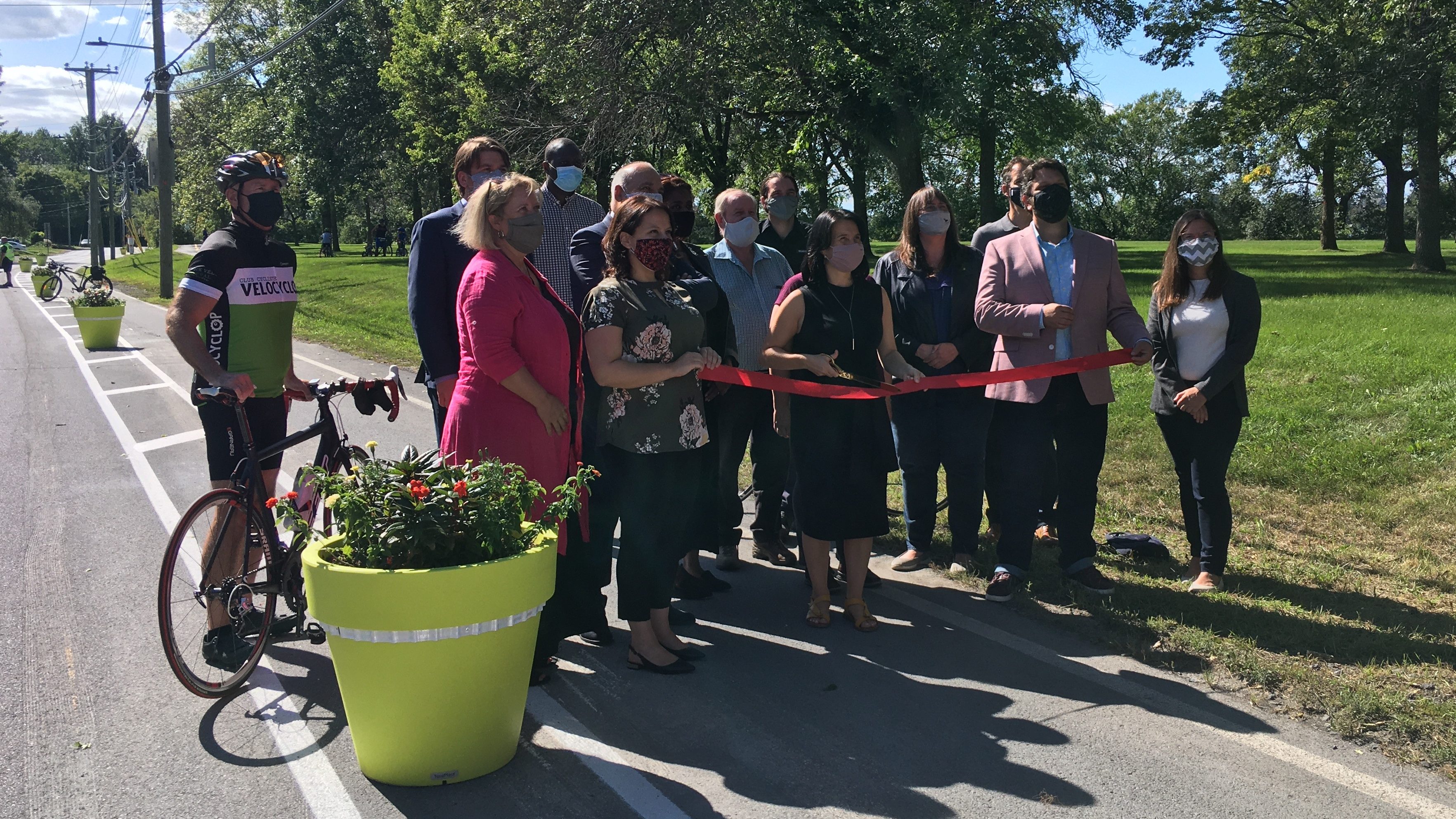 Les élus et citoyens coupent le ruban