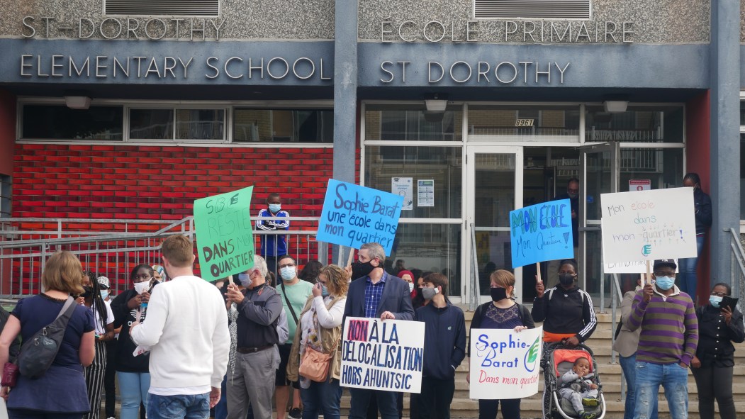 Parents d'élèves de Sophie-Barat manifestent