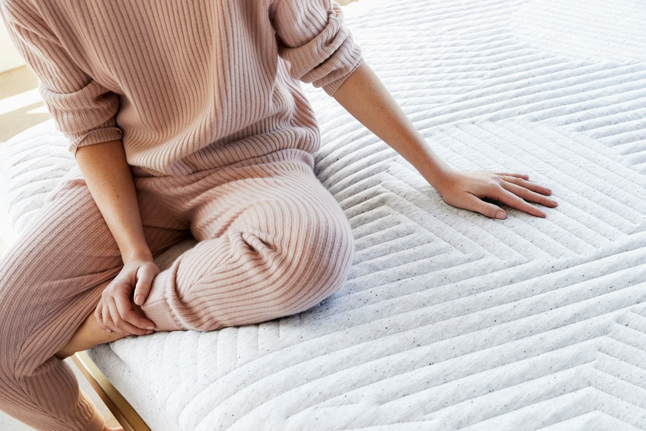 femme assise sur un matelas