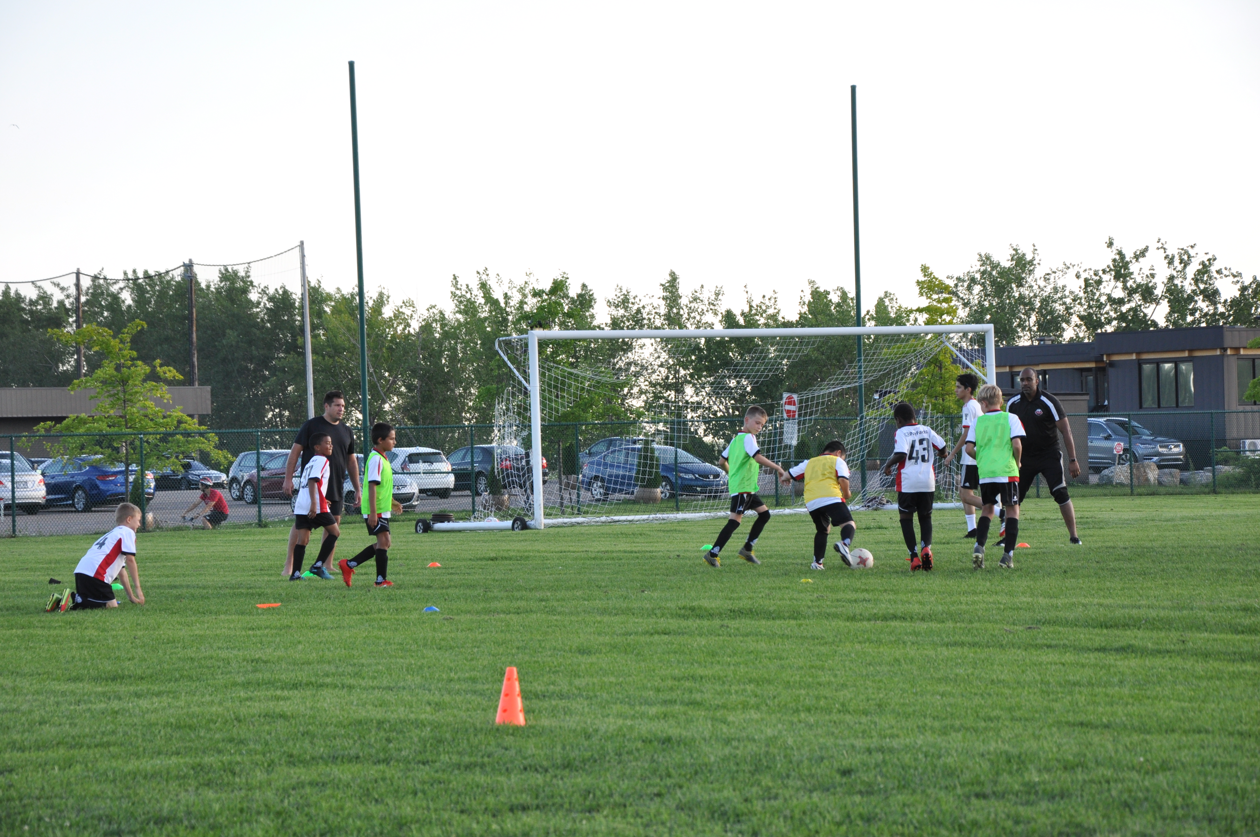 Les jeunes athlètes de Verdun lors d’un entraînement de soccer avec les mesures sanitaires.