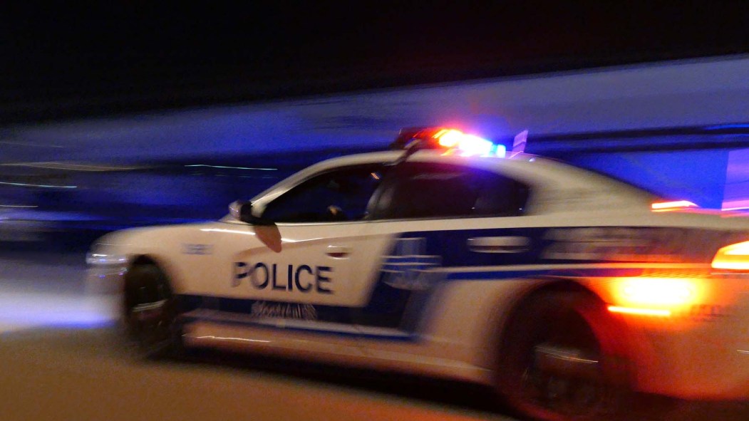 Une voiture du SPVM la nuit.
