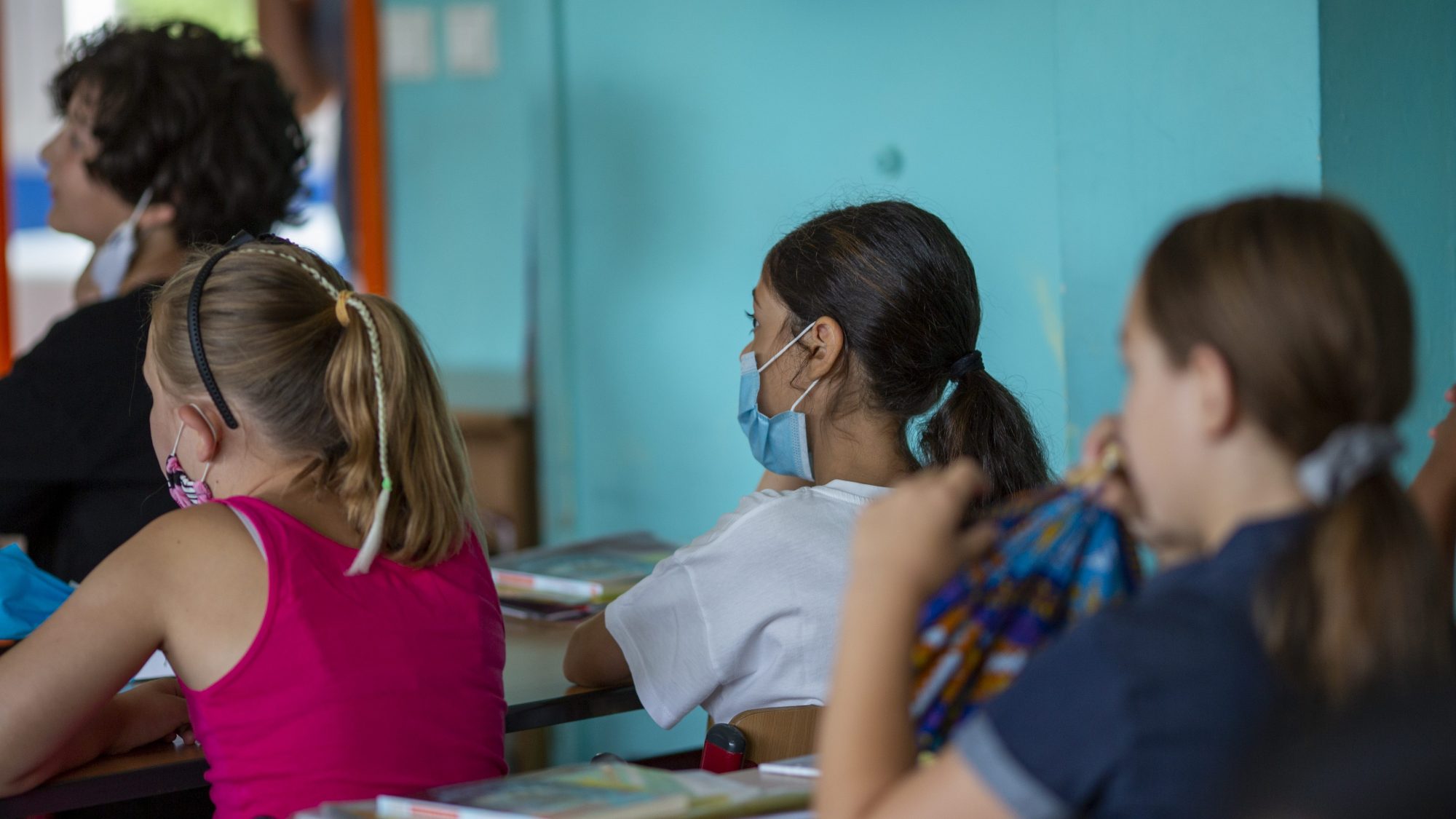 Des enfants portent des masques à l'école