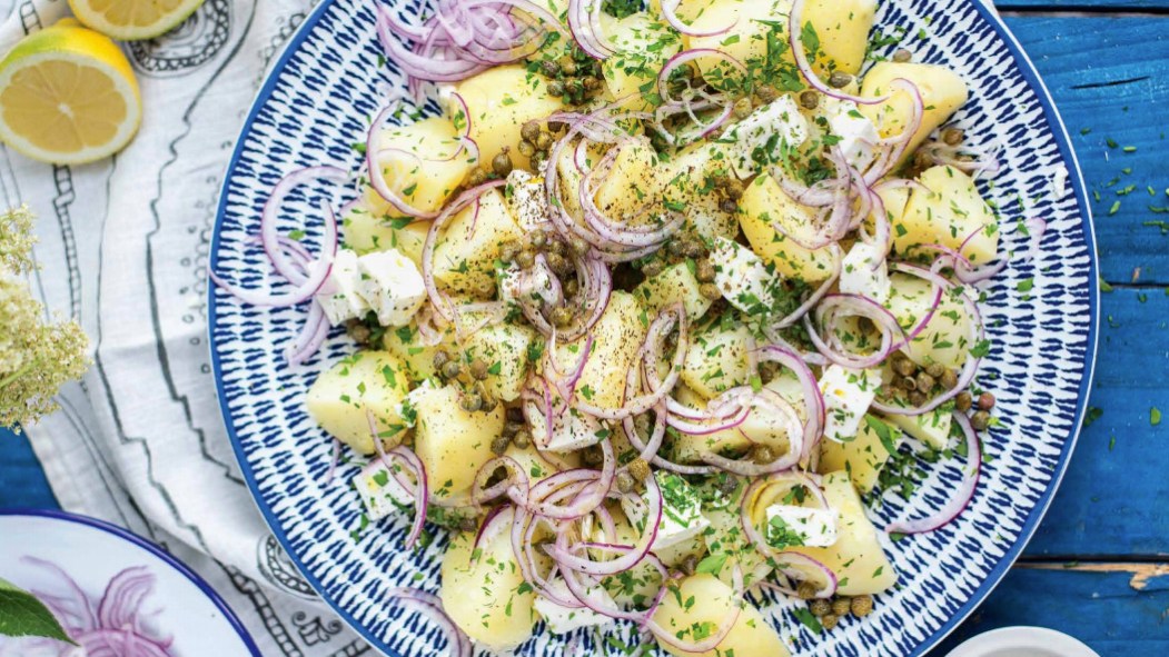 Bol de salade de pommes de terre sur fond bleu