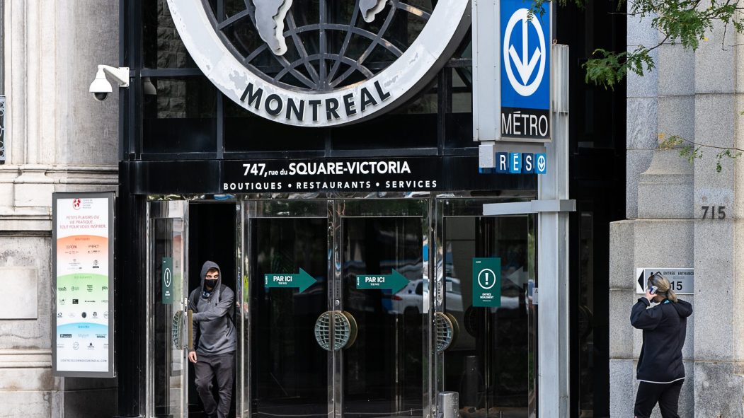 Un travailleur entre au Centre de Commerce Mondial de Montréal