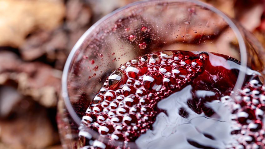 Gros plan d'un verre de vin rouge