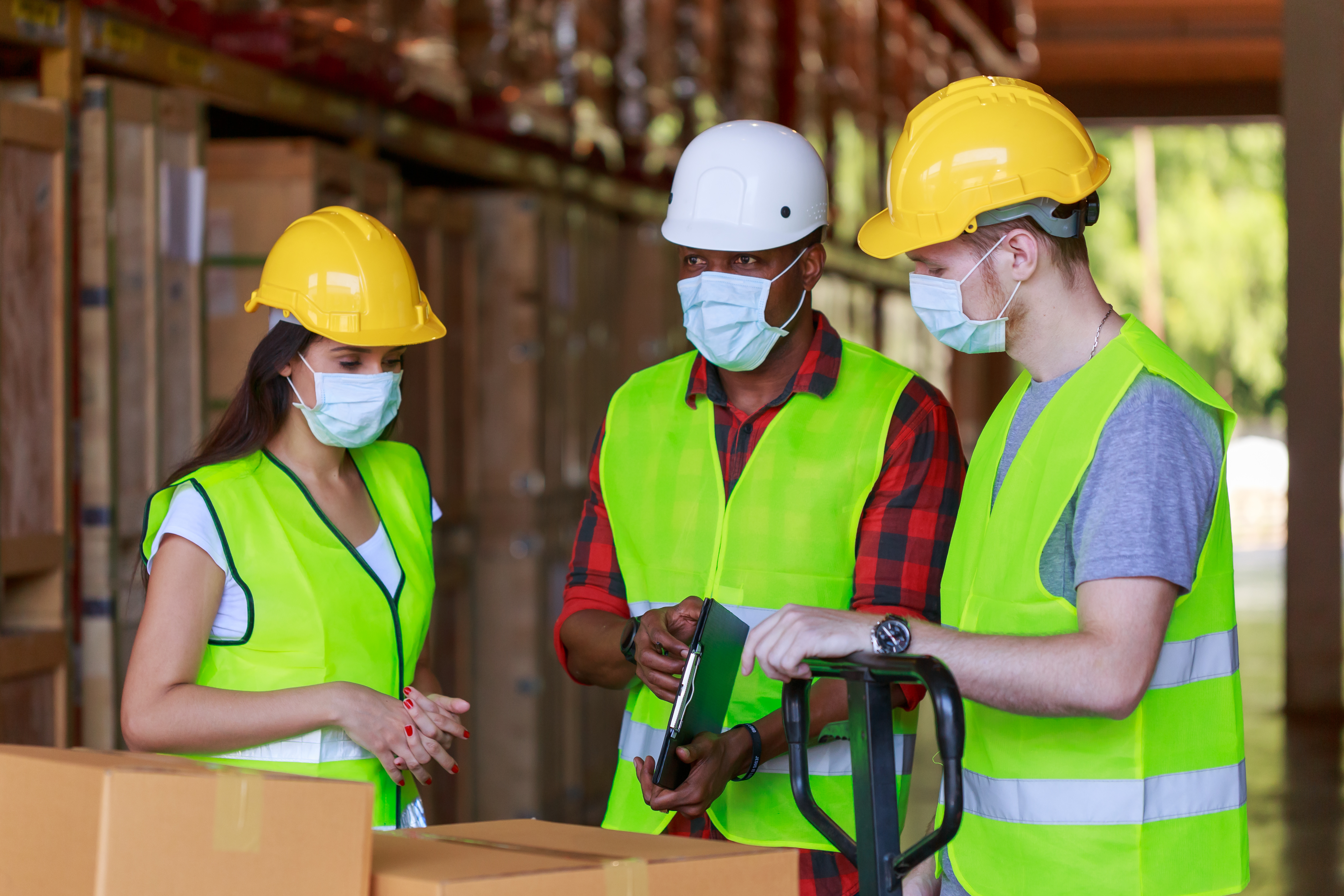 Des employés de construction.