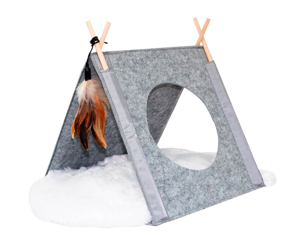 Tipi en feutre gris avec ornement en plumes pour chat