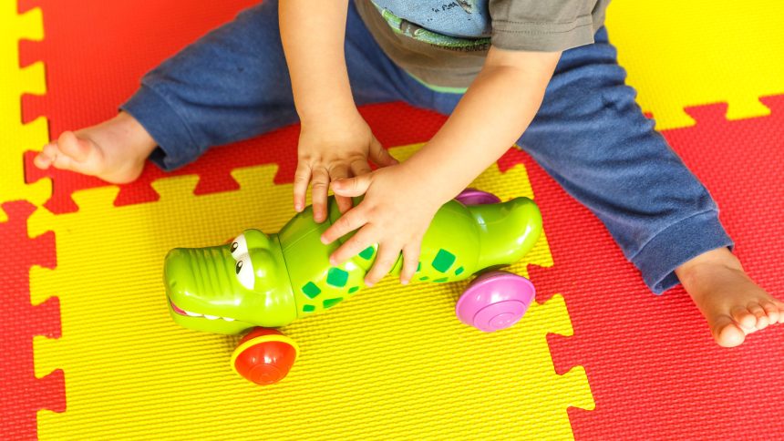 Un enfant joue dans une garderie