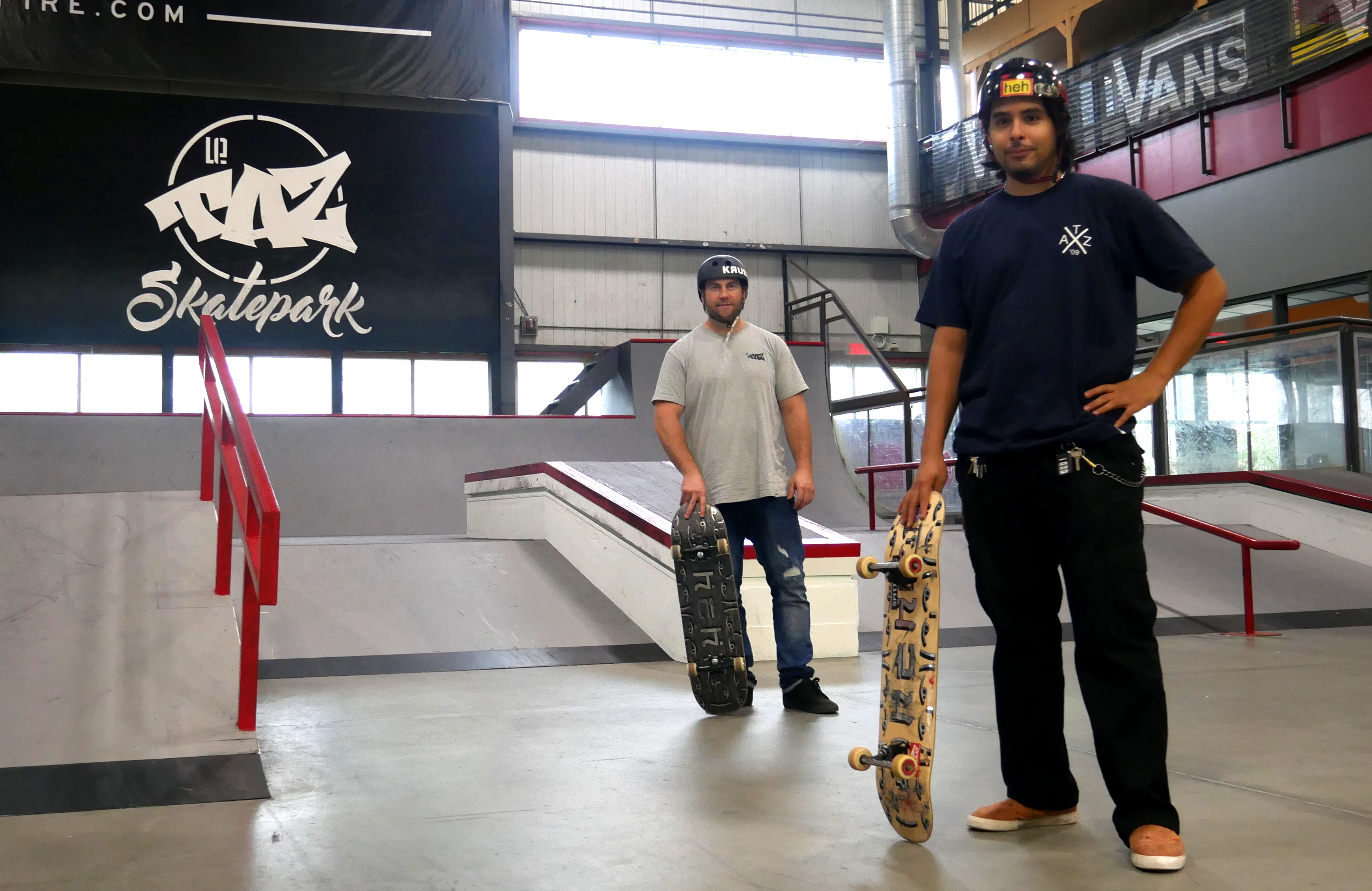 Deux coachs de planche à roulette sur le plateau du Taz