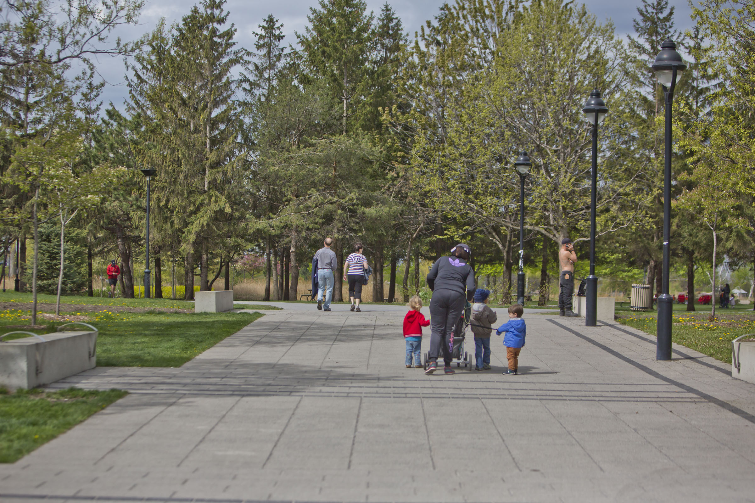 Des promeneurs au parc Jarry