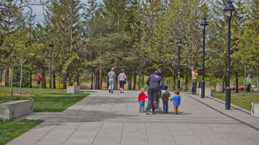 Des promeneurs au parc Jarry