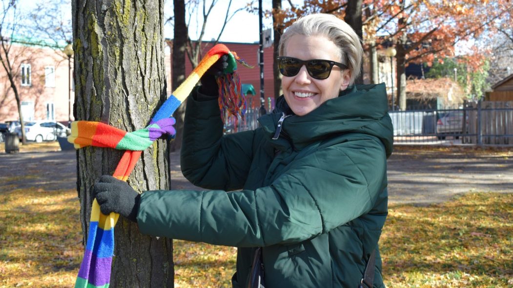 Des couleurs sur le Plateau grâce à des foulards autour des arbres