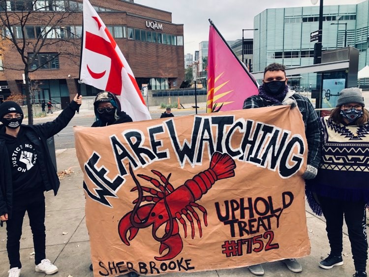 Une banderole représentant un homard est brandie par des manifestants à Montréal