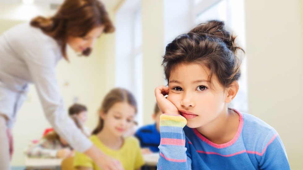 Une élève démotivée sur sa chaise à l'école