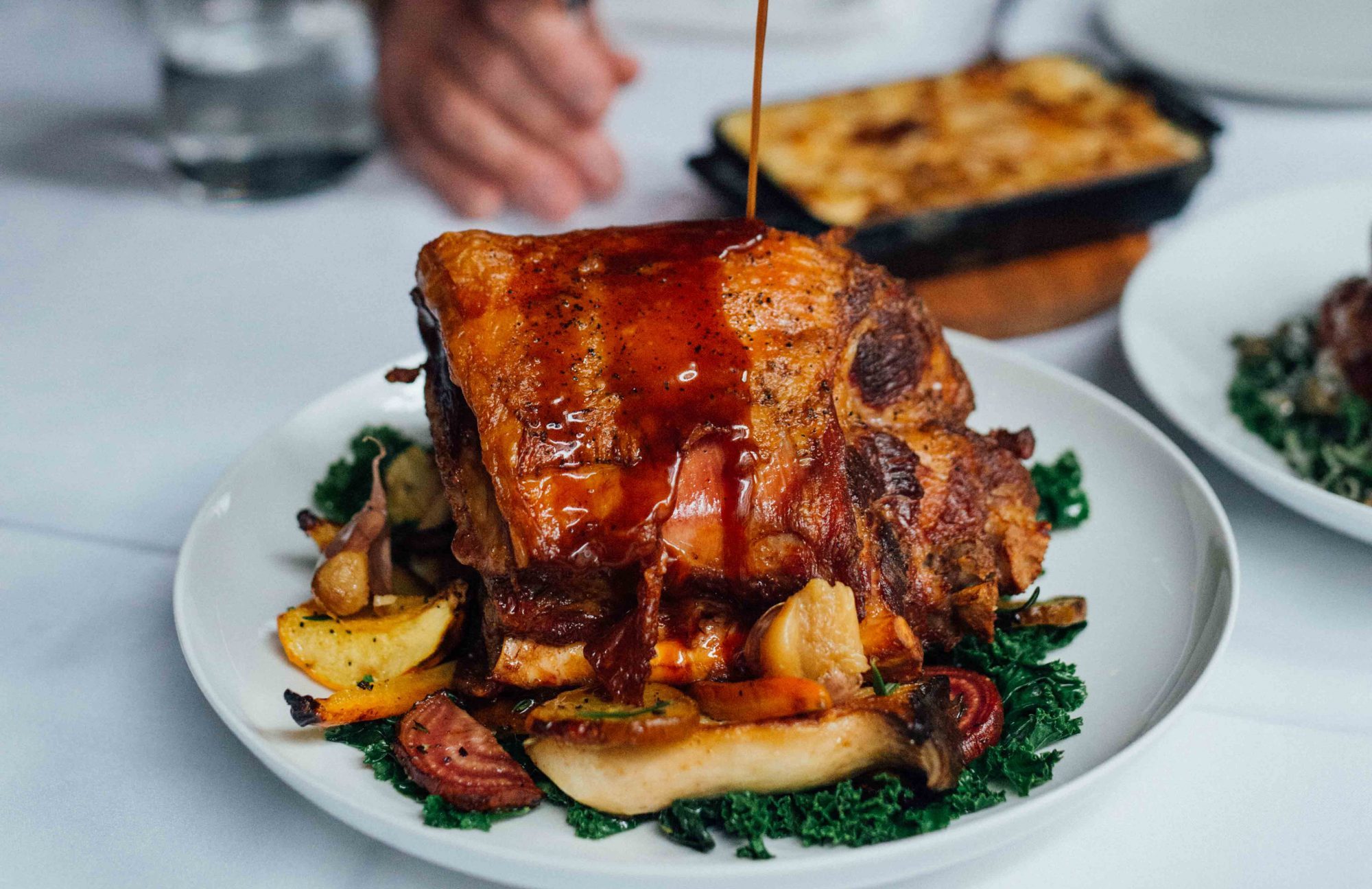 Une pièce de viande cuite où on voit un filet de sauce qui coule