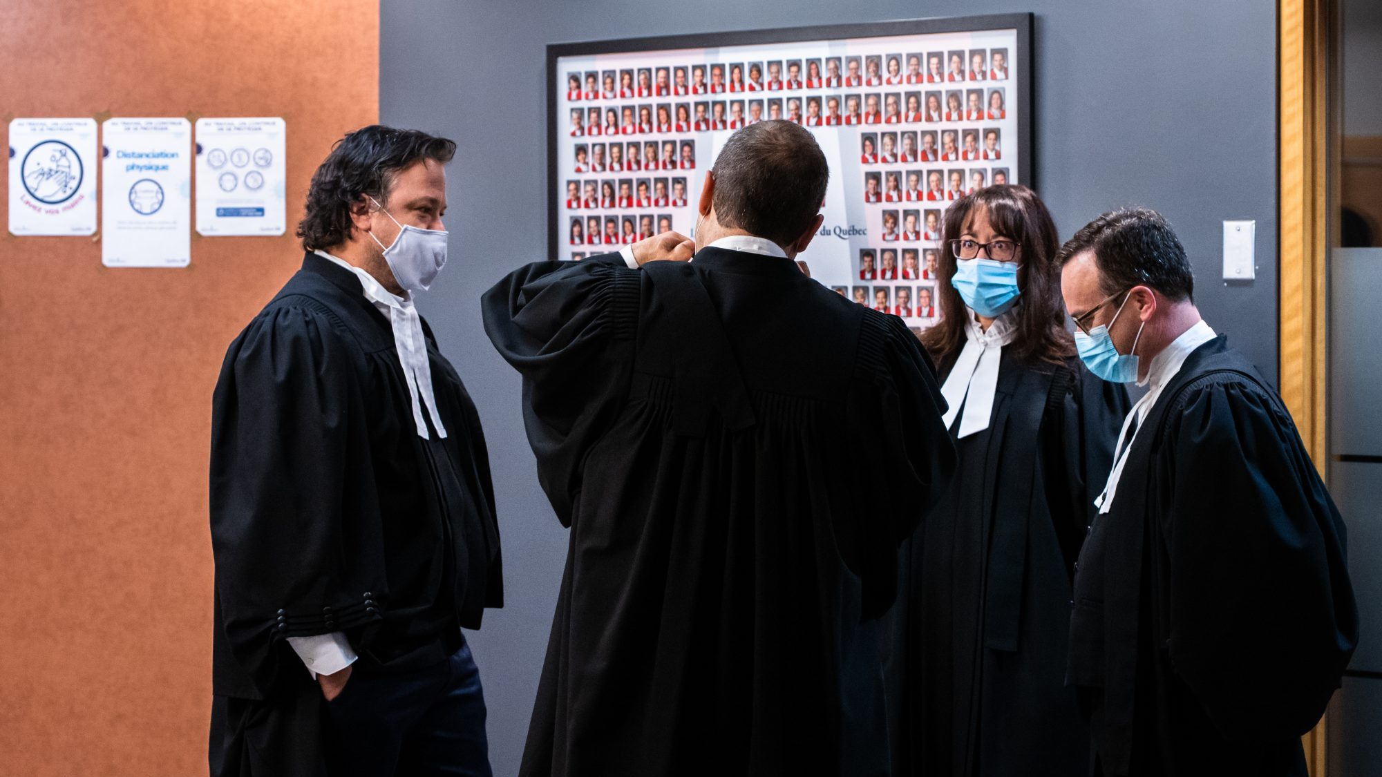 Des avocats discutent dans un corridor du Palais de justice avant le début des audiences sur la contestation de la Loi 21.