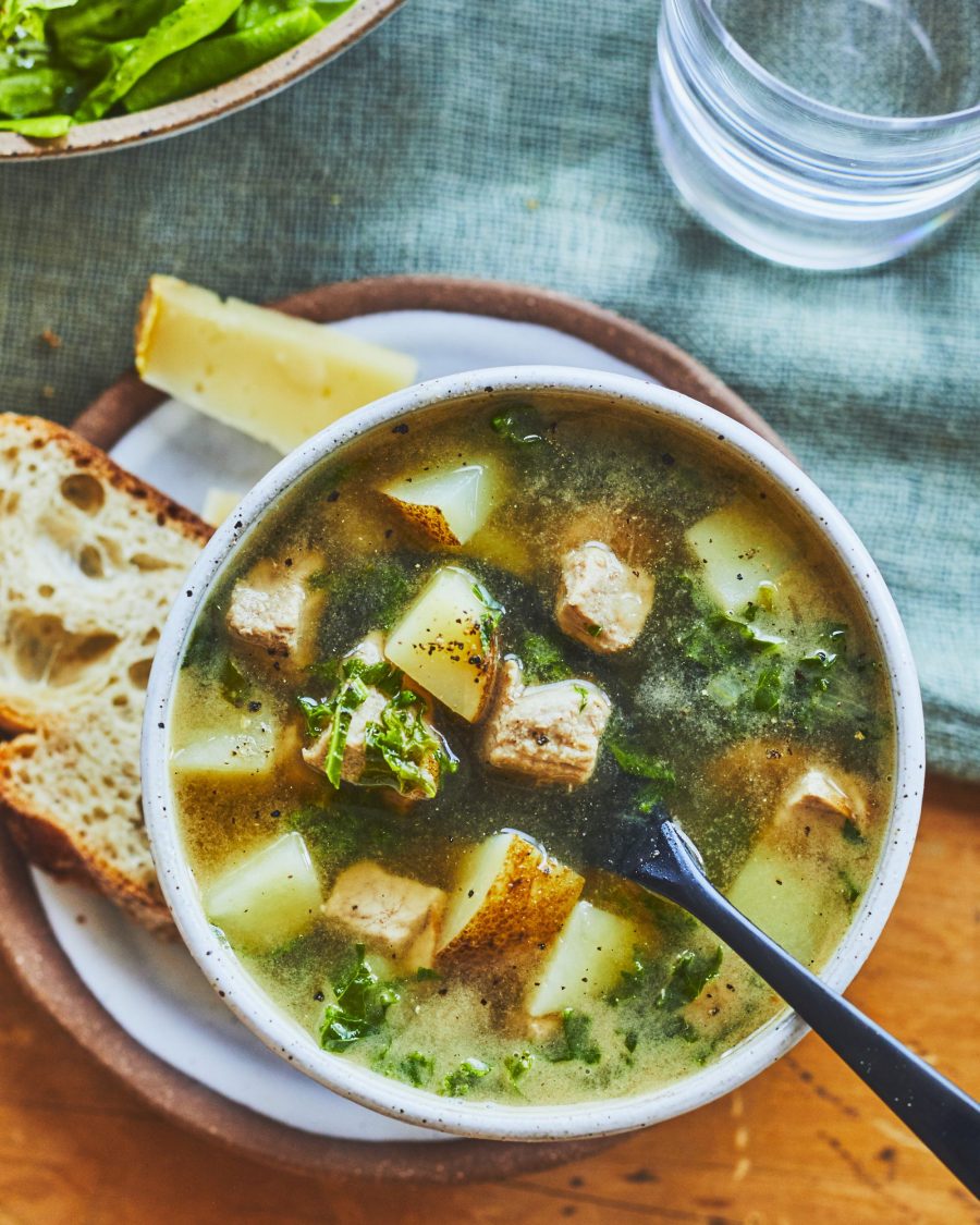 Bol de soupe aux pommes de terre avec un morceau de pain