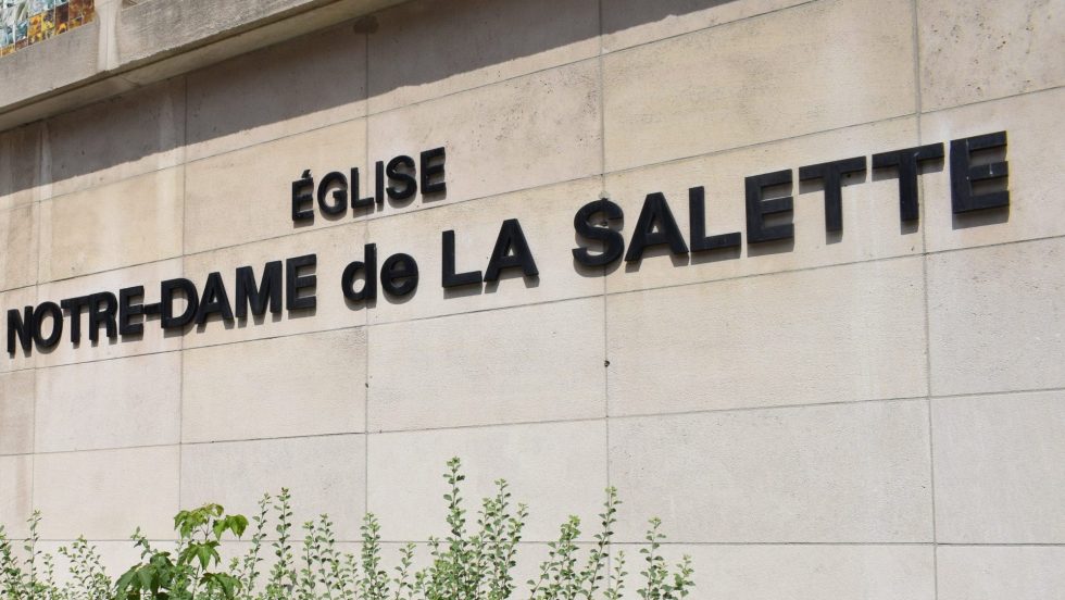La halte-chaleur de la Porte ouverte se situe dans Église Notre-Dame-de-la-Salette