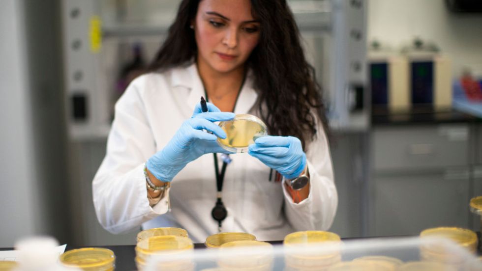 Une femme dans un laboratoire médical