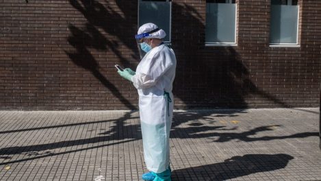 Une employée de soins