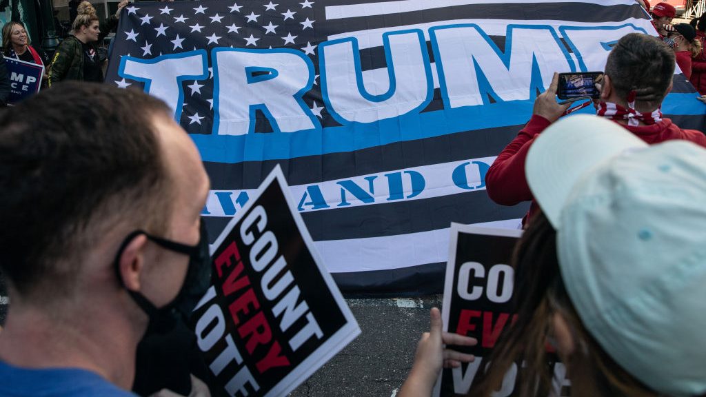 Des Américains manifestent devant des bureaux de dépouillement de votes à Philadelphie.