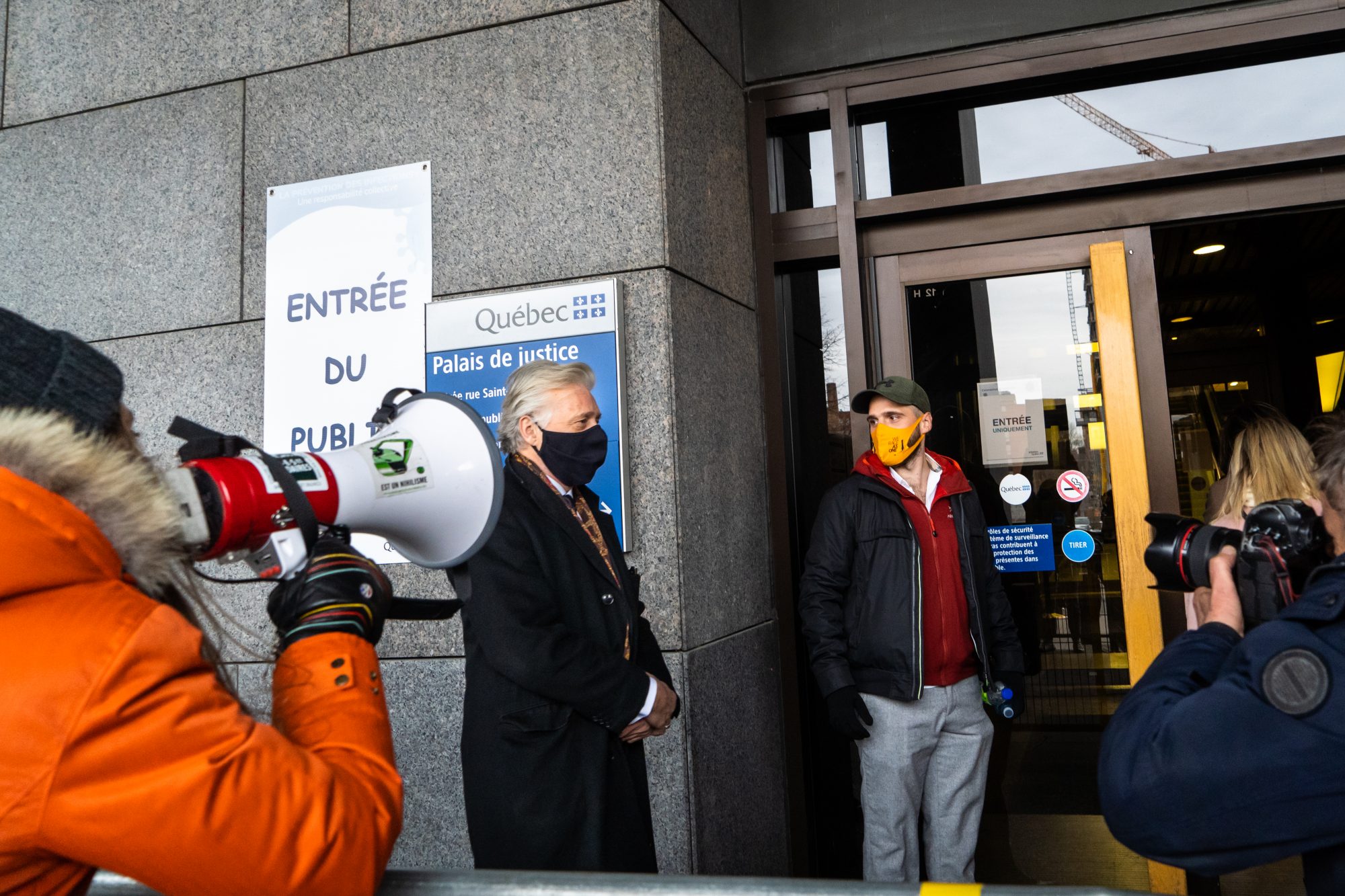 Des militantes ont accueilli Gilbert Rozon à son arrivée au palais de justice de Montréal.