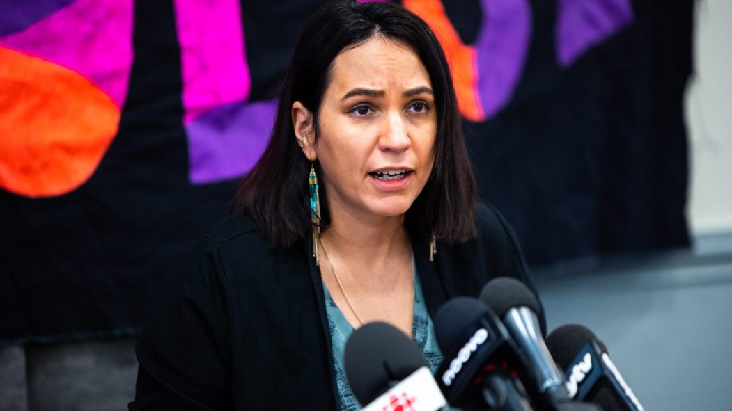 Jessica Quijano porte-parole de la Coalition pour le définancement de la police lors d’une conférence de presse présentant un budget alternatif pour la Ville de Montréal.