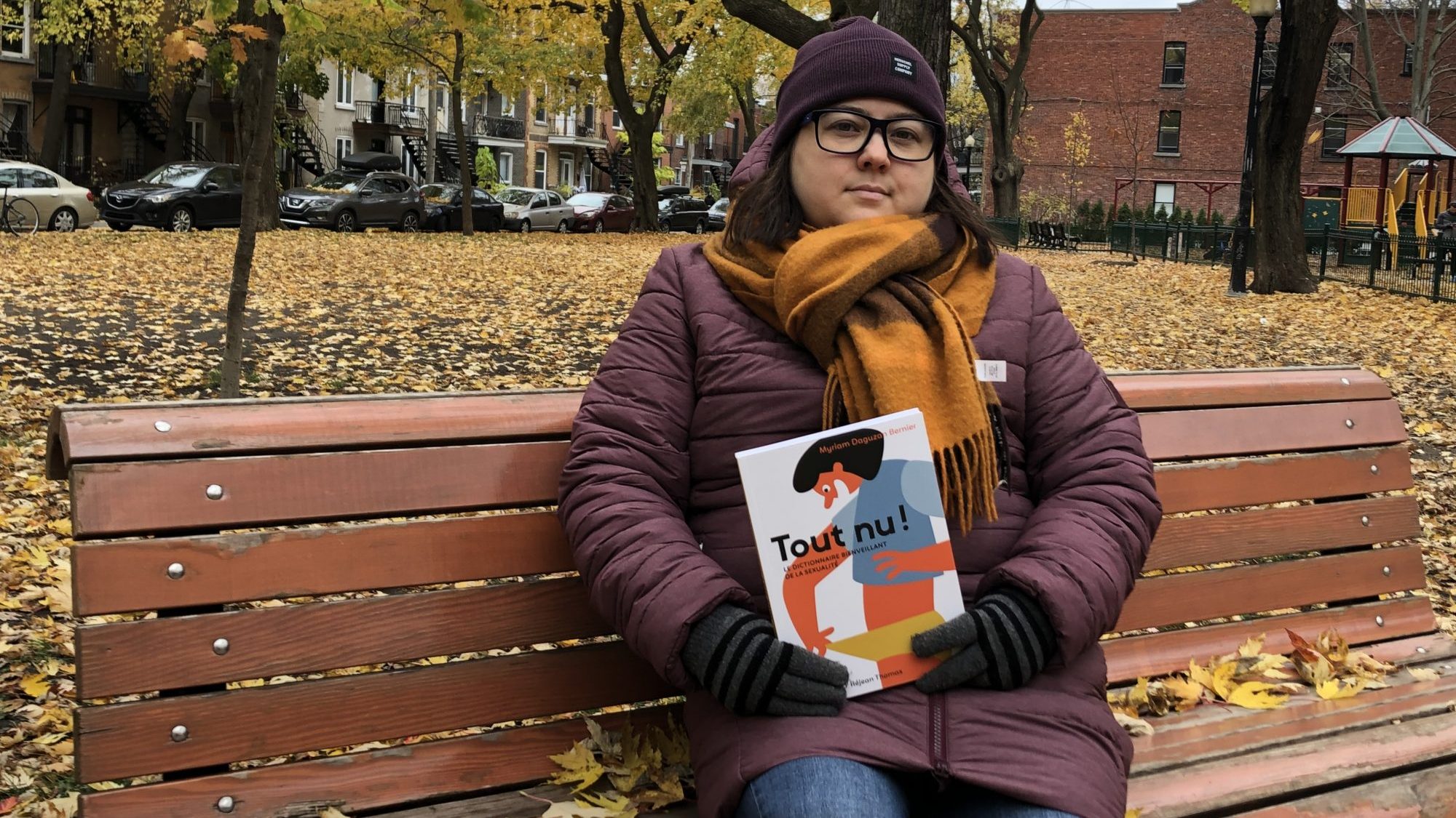 Femme assise sur un banc dans un parc