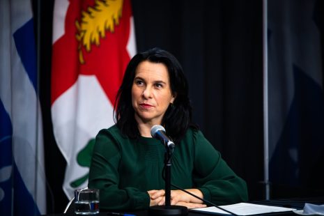 Valérie Plante devant un drapeau de la Ville de Montréal