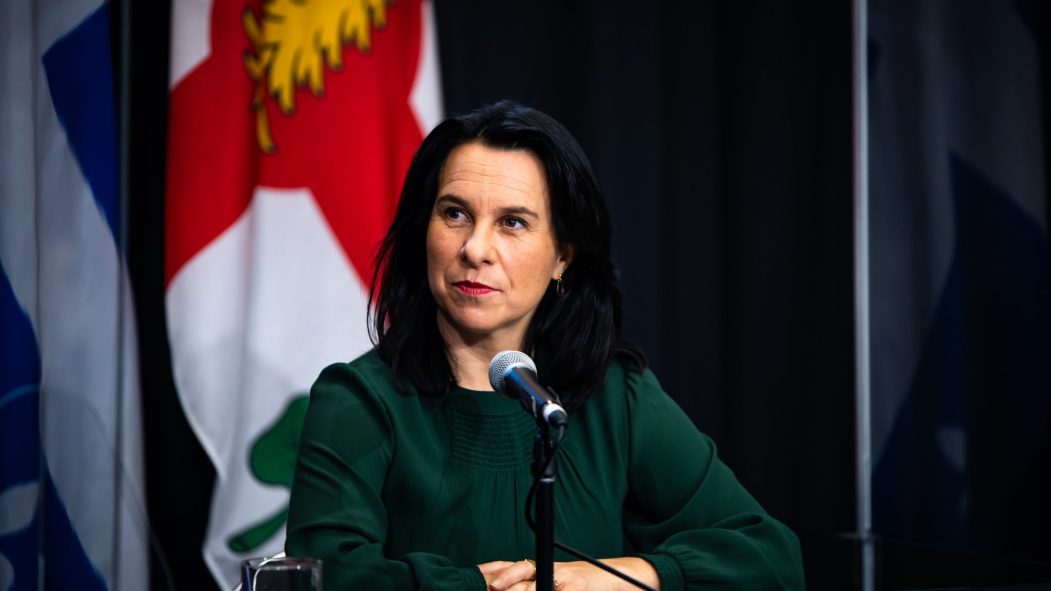 Valérie Plante devant un drapeau de la Ville de Montréal