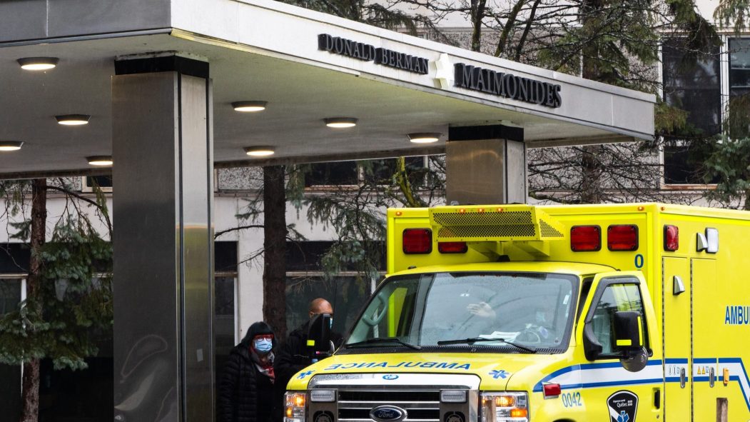 Une ambulance devant le CHSLD Maimonides, à Côte Saint-Luc