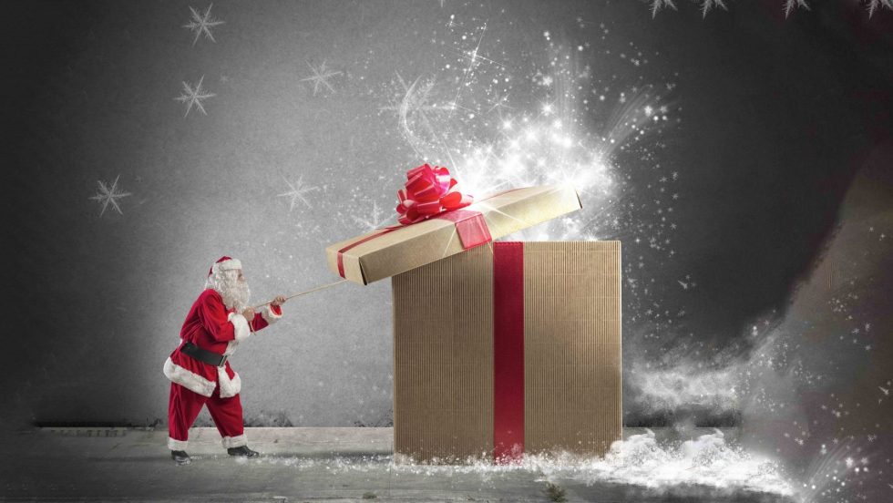Le Père Noël tirant sur un énorme cadeau pour l'ouvrir
