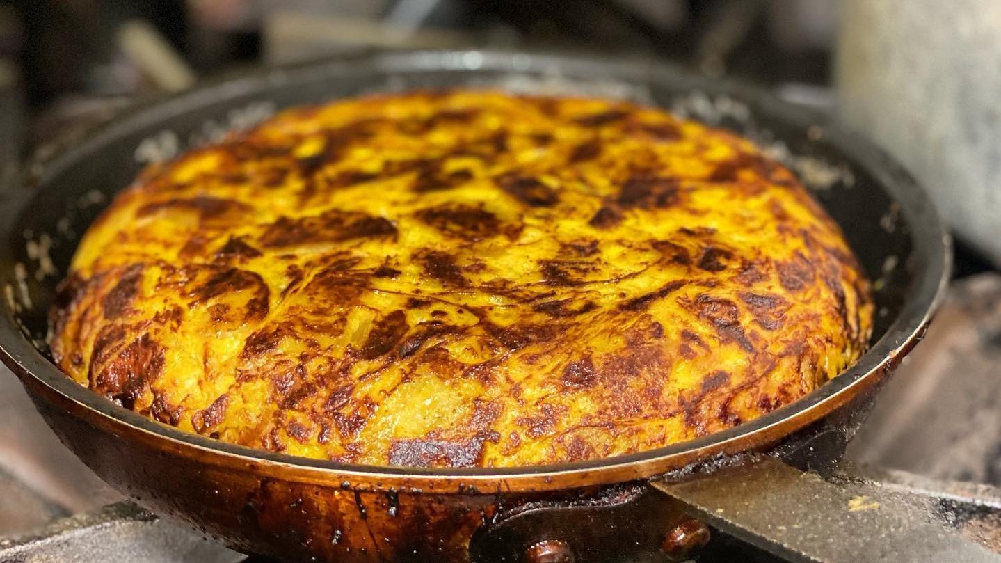 Tortilla espagnole qui cuit dans une poêle