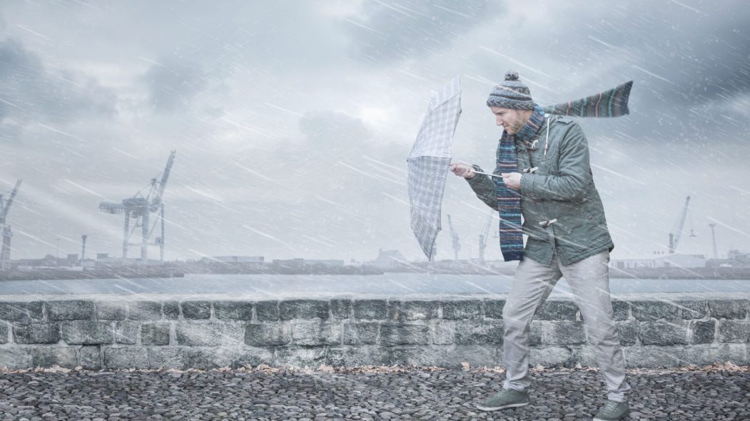 Un homme pris dans une tempête