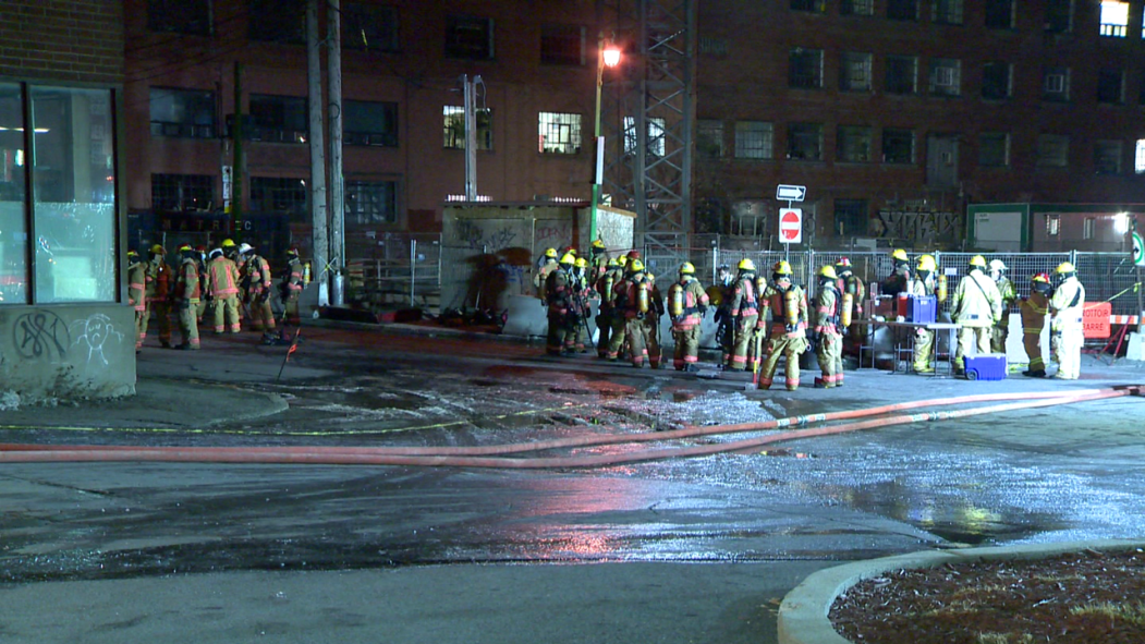 Au cours de la nuit du 13 au 14 décembre, les pompiers ont combattu les flammes dans un vieil immeuble sur la rue Durocher, à Outremont.