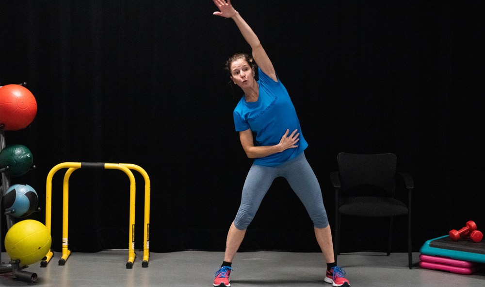 Femme donnant un cours sportif