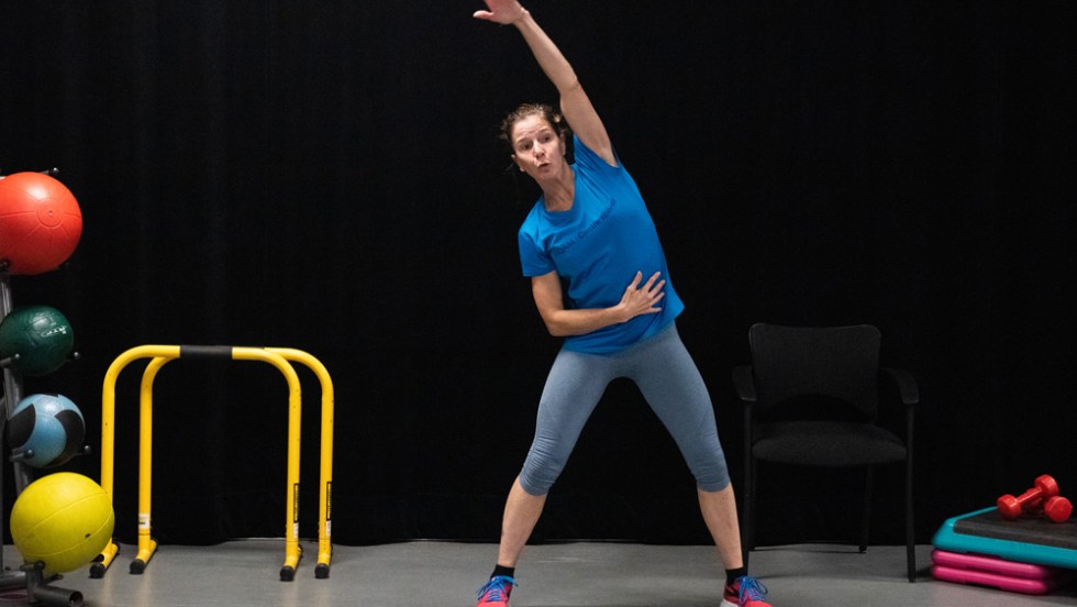 Femme donnant un cours sportif