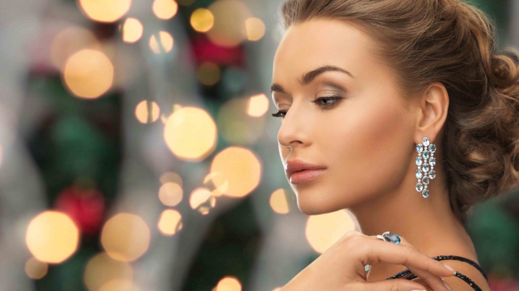 belle femme de profil montrant des bijoux