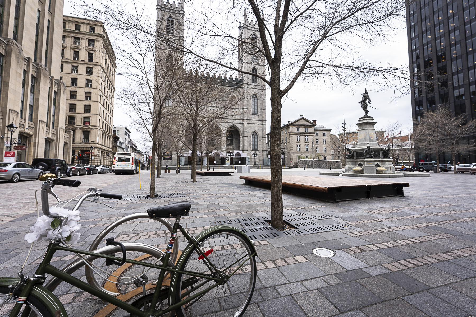 Un vélo barré devant une Place d’Armes complètement vide, pendant le premier confinement dû au coronavirus.