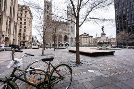 Un vélo barré devant une Place d’Armes complètement vide, pendant le premier confinement dû au coronavirus.