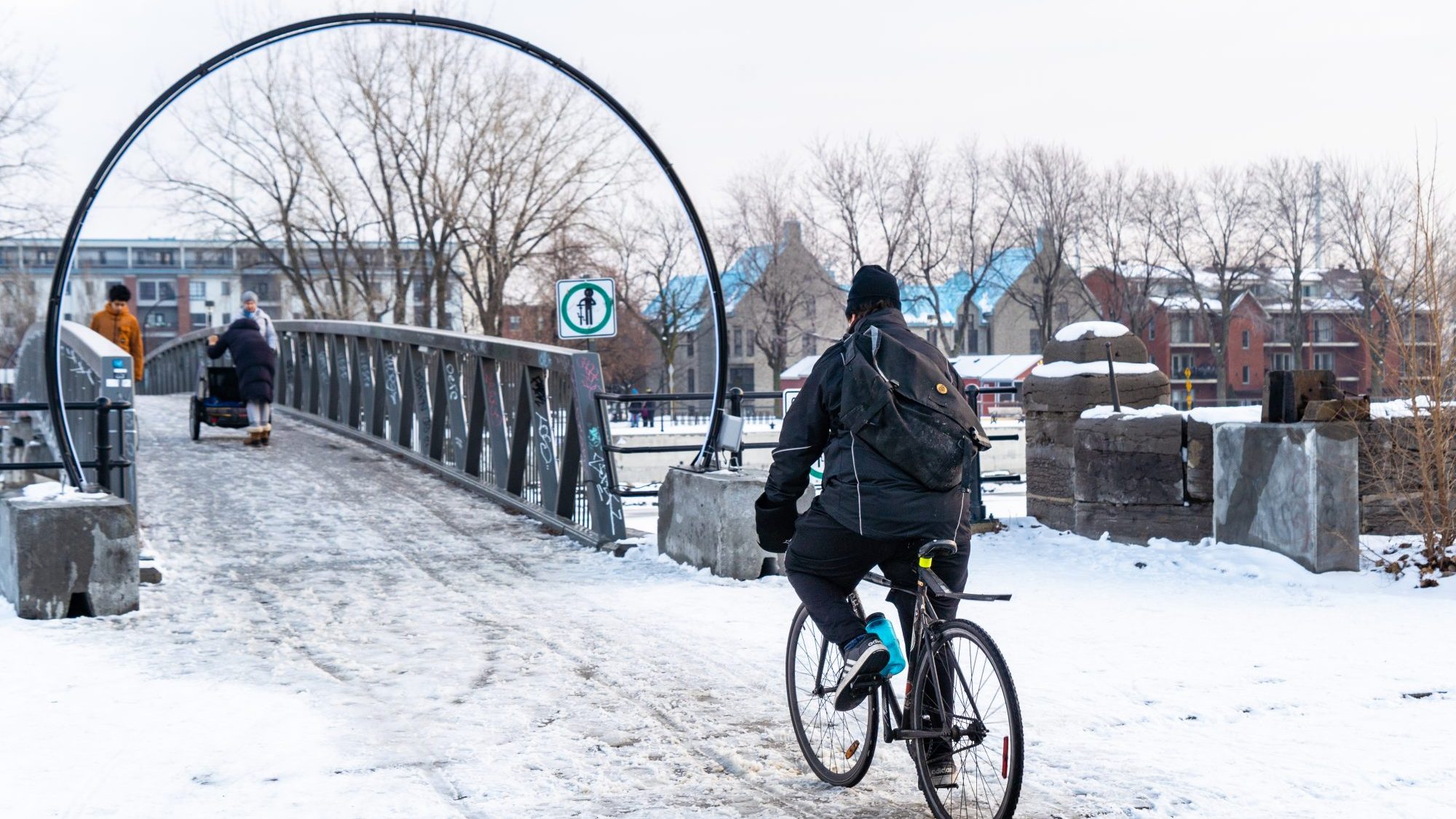 Un cycliste sur la piste du Canal-de-Lachine.